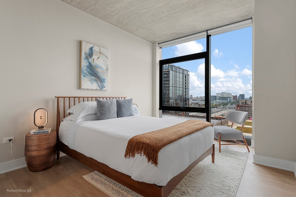 West Loop Oasis: Skyline Views + Prime Location gallery image 3