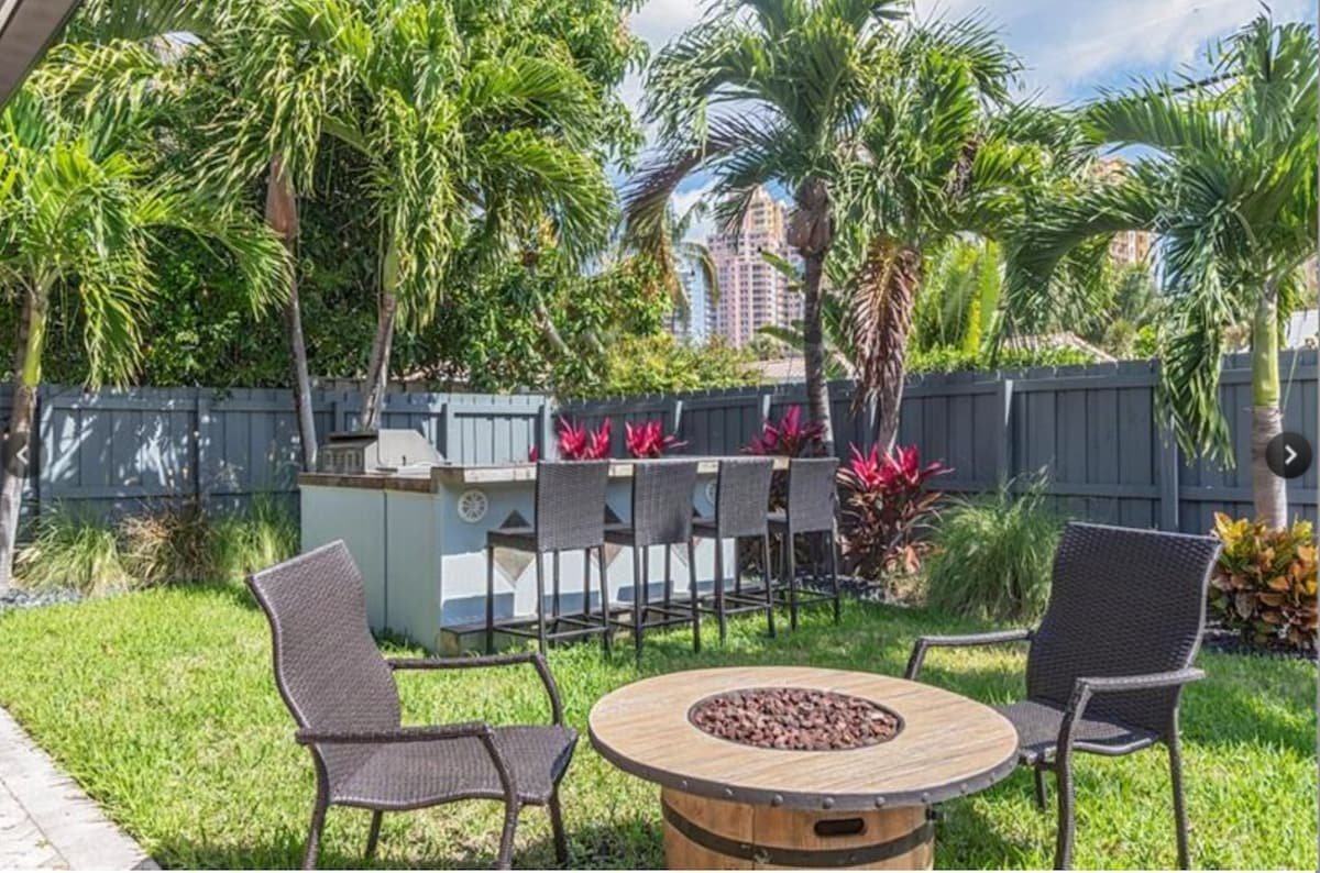 Heated Pool, 4 BR, Walk to Beach & Restaurants! gallery image 3