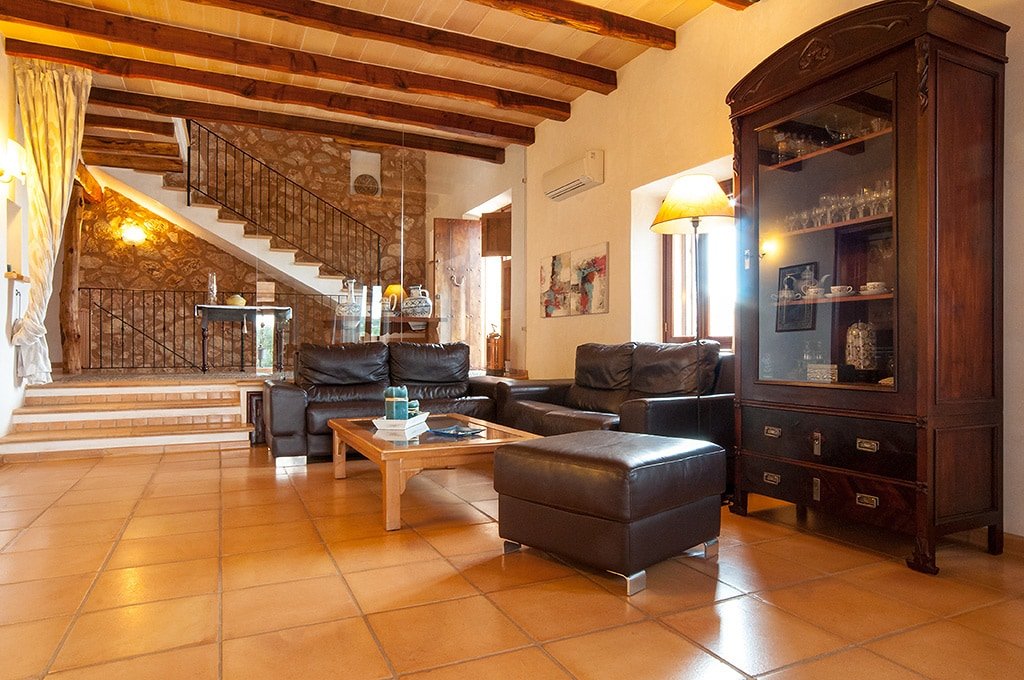 Big house with swimming pool gallery image 5