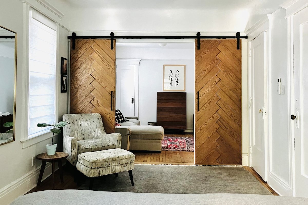 Newly Renovated & Luxurious Historic Home gallery image 3