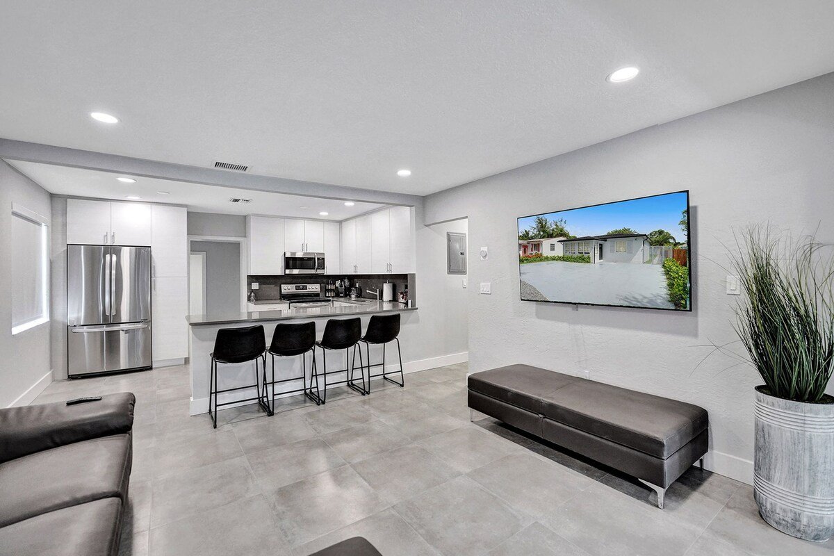 Hollywood Sunshine Resort – 2 House’s and Hot Tub gallery image 5