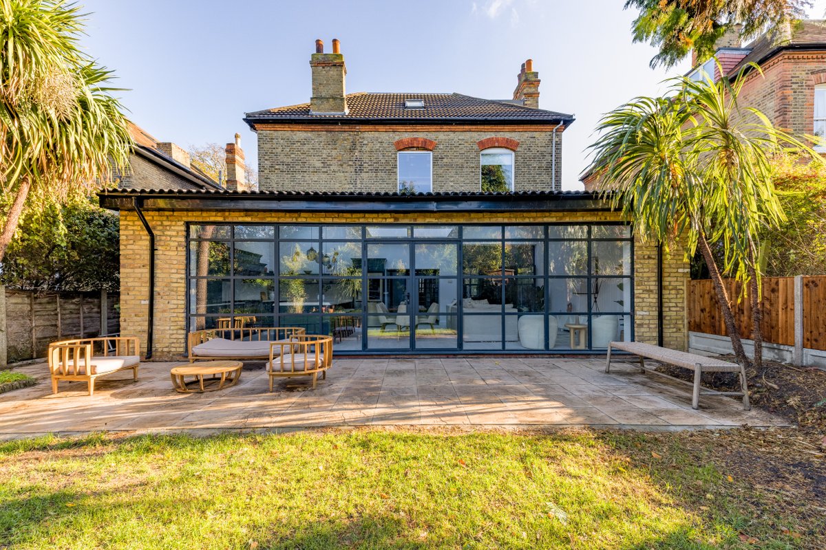 Spacious & Luxurious Gem in city