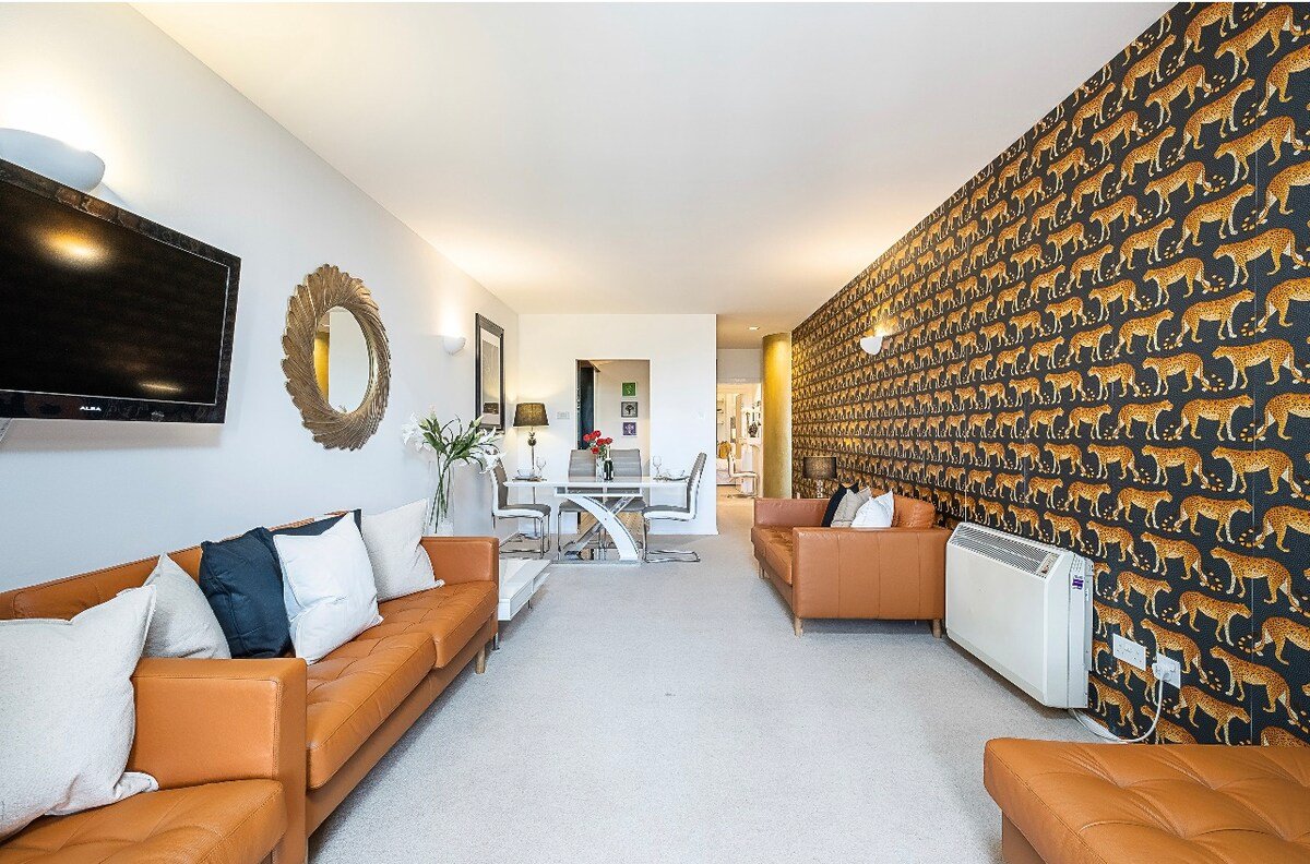 Stylist 2 bed in Gloucester Road/Knightsbridge. gallery image 2