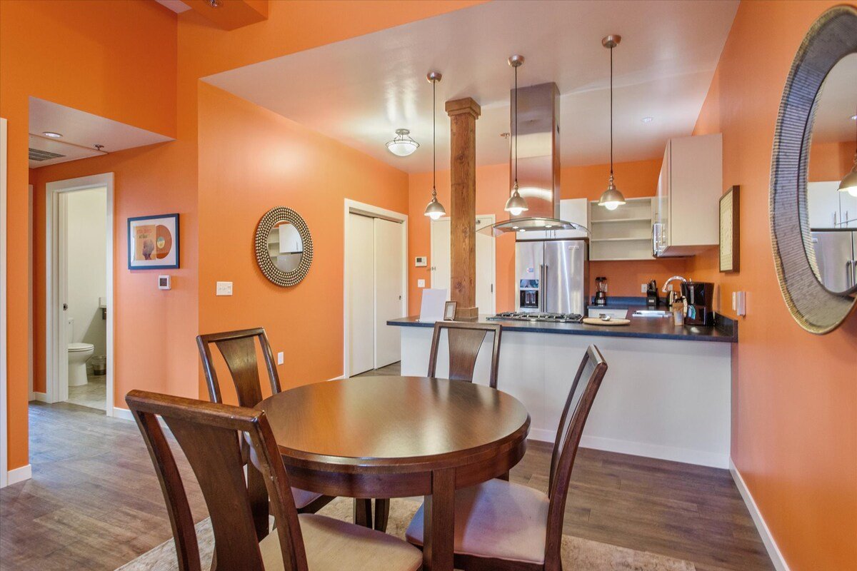 Bright & Bold 2BR/2BA w/ Vaulted Ceilings + Laundr gallery image 2