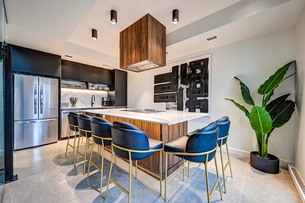 CLUBHAUS Executive Penthouse, Private Rooftop, Sleeps 12+ gallery image 2