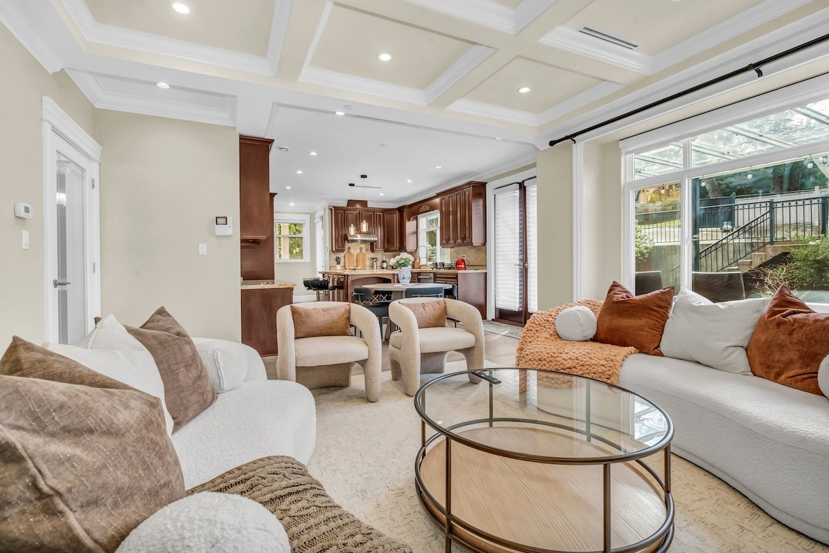 Spacious Luxurious Retreat – 9min from Downtown gallery image 3