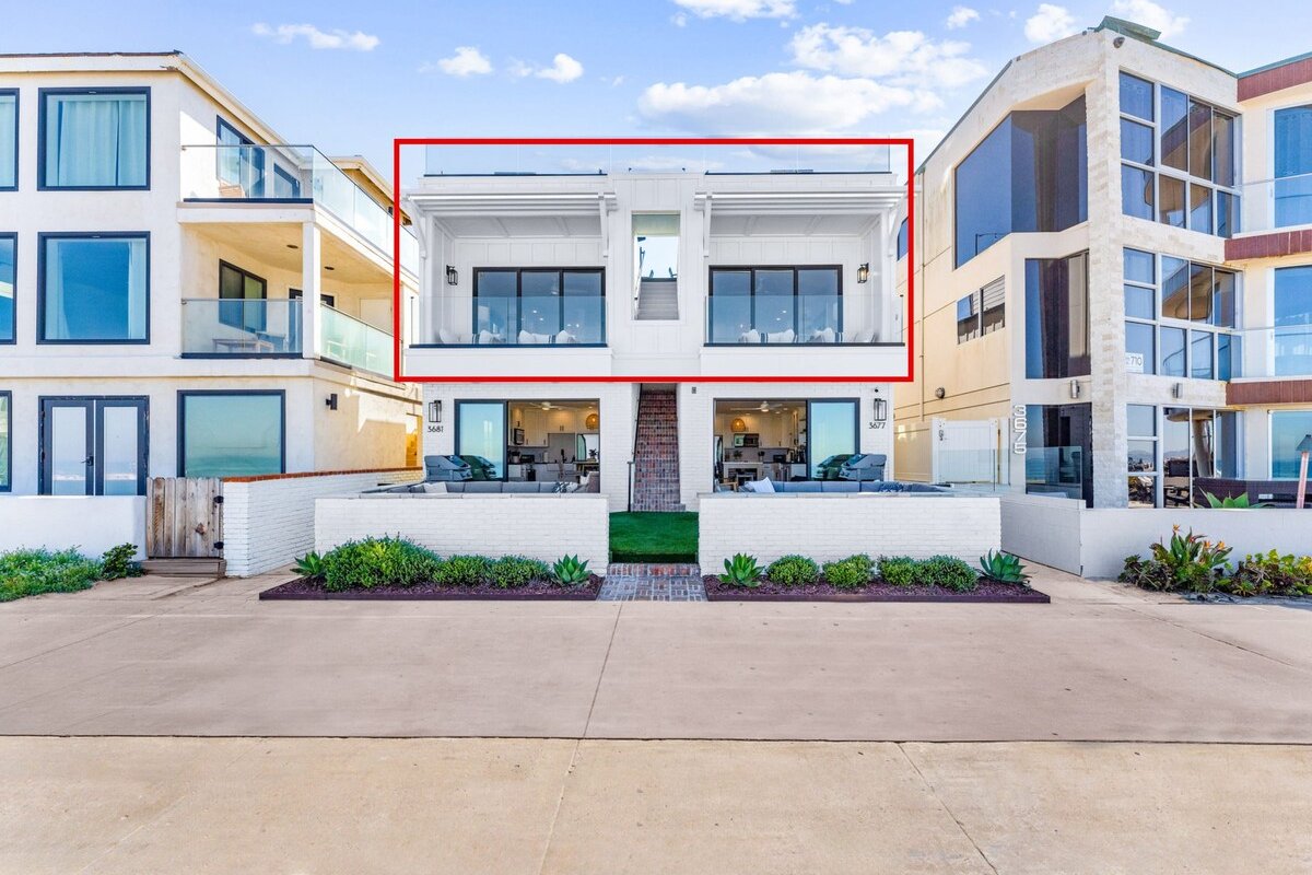 Entire Upper Oceanfront Masterpiece with Rooftop gallery image 3