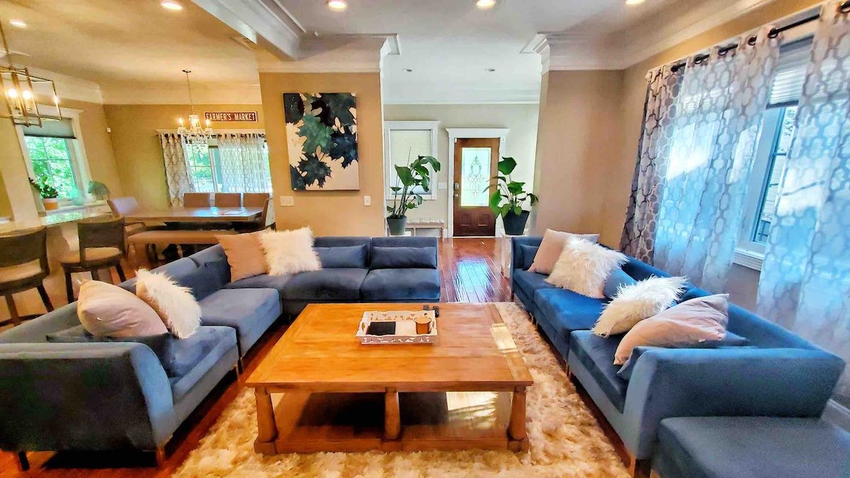 Luxury Retreat-1.5 Miles to Broadway-Sleeps 12+ gallery image 4