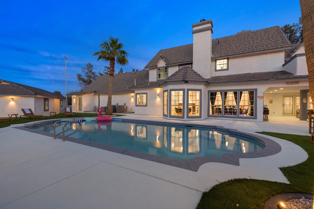 LUXE Resort Pool+Theater+Gym |Pickle/Basketball gallery image 3