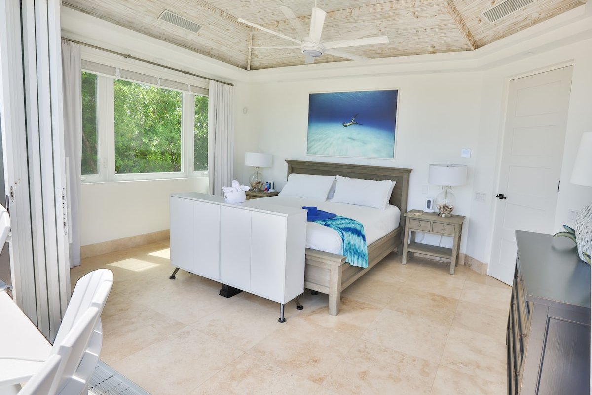 Turtle Breeze – Fully Staffed Beachfront Villa gallery image 3