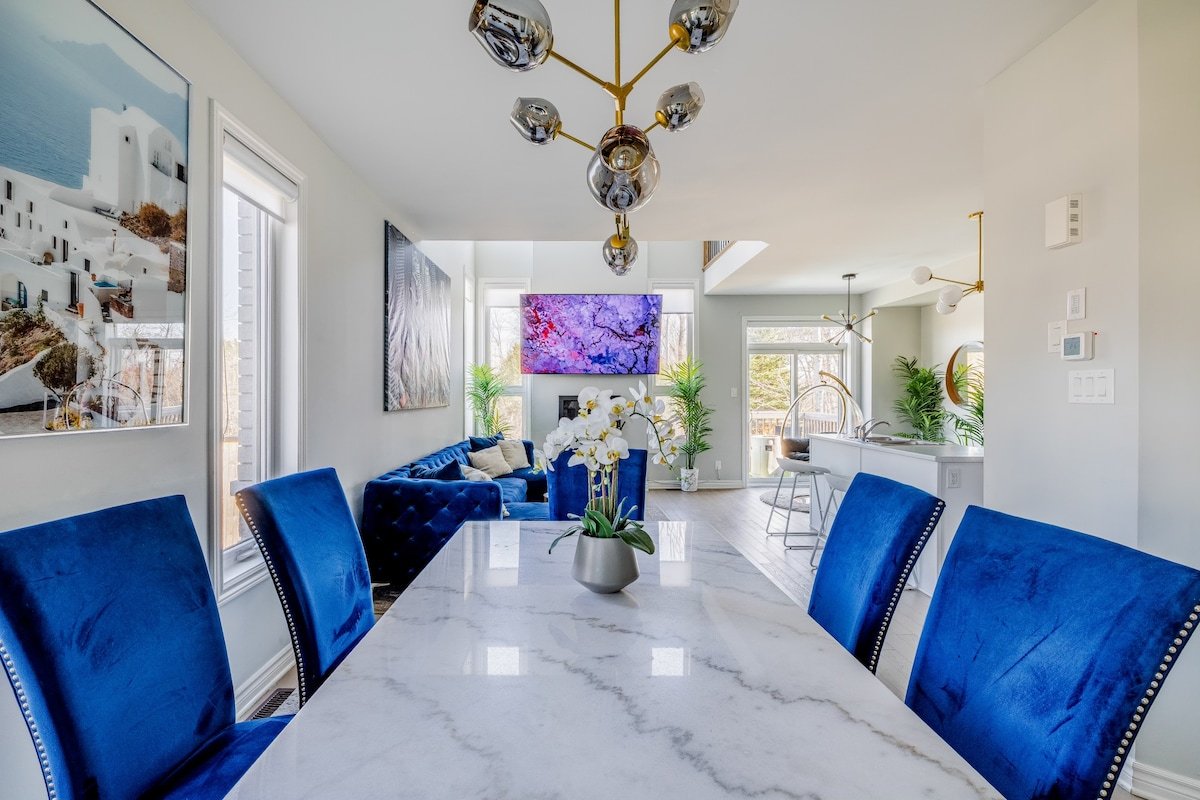 Brand New Luxury Home W/8Beds, Hot-tub, Pool Table gallery image 3