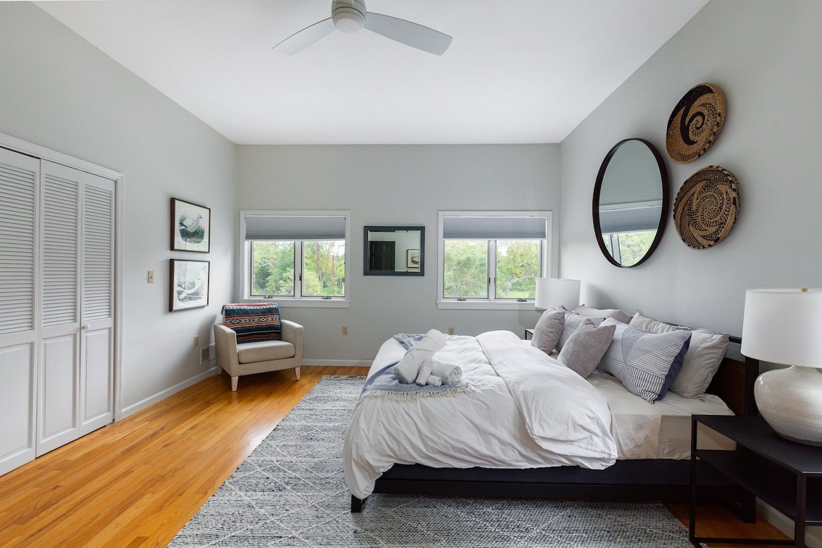 Family Manor Sleeps 18 w Pickleball, Pool, HT, FP gallery image 5