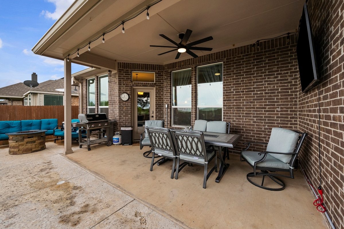 ★Private Modern Pool Home ★ Backyard Vibes + More! gallery image 3