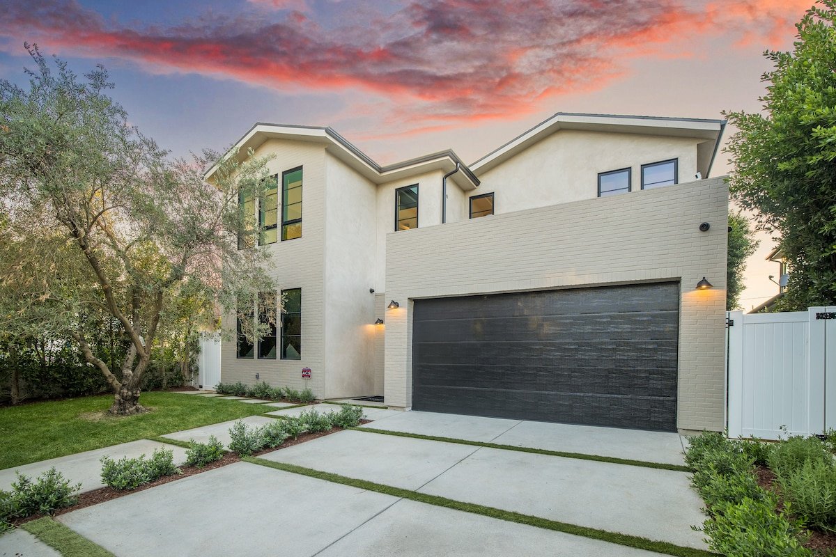 Brand New Luxury Estate -Pool, Office, Guest House gallery image 4