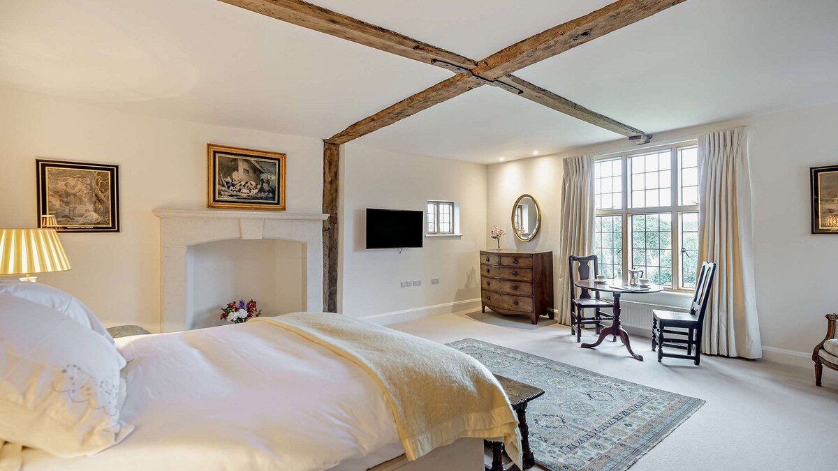 Chalford Manor with swimming pool, tennis court gallery image 3