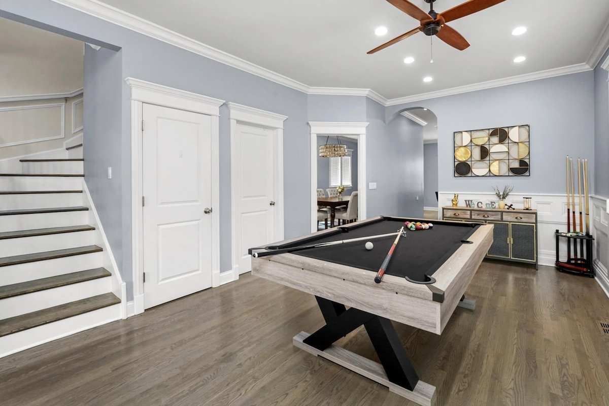 Entire house w/ free parking, close to Wrigley! gallery image 5