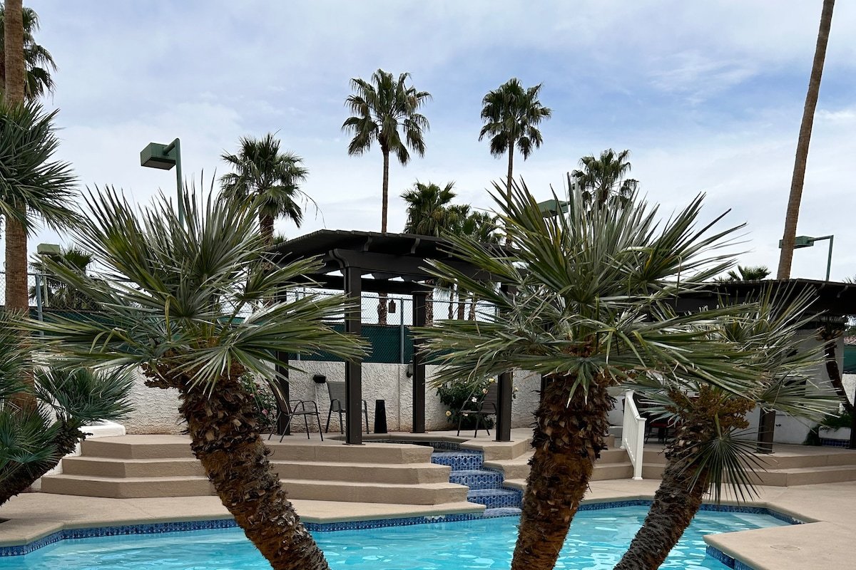 r 10beds, 5.5 bath estate. Incredible amenities! gallery image 3