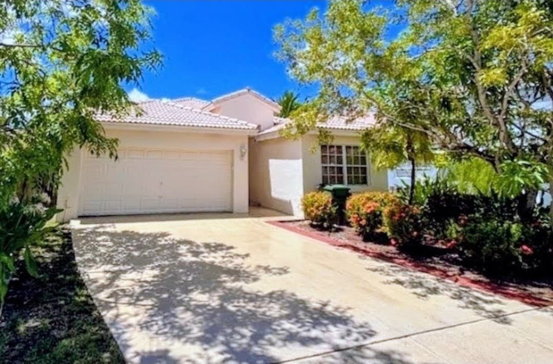 HUGE Private Home Sleeps 22+, & FREE Rental Cars! gallery image 2