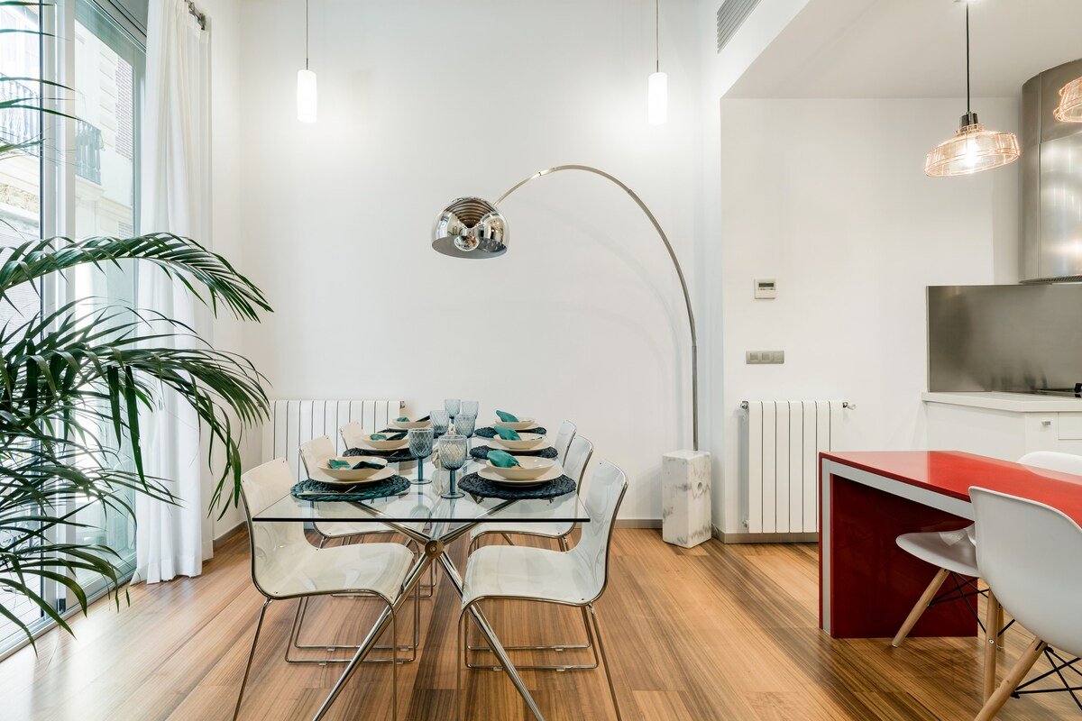 Bauhaus Vip Plus design apartment near the Cathedral and Central Market gallery image 3