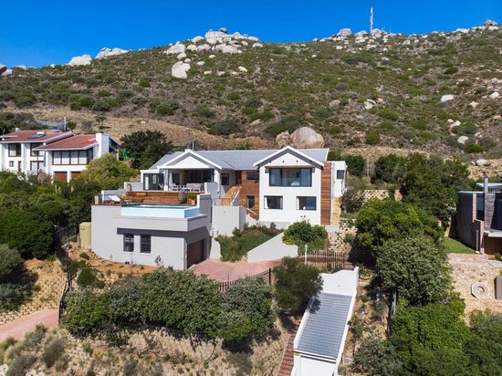 Photo 5 of Whale Rock accommodation in Llandudno, Cape Town with 5 bedrooms and 4 bathrooms