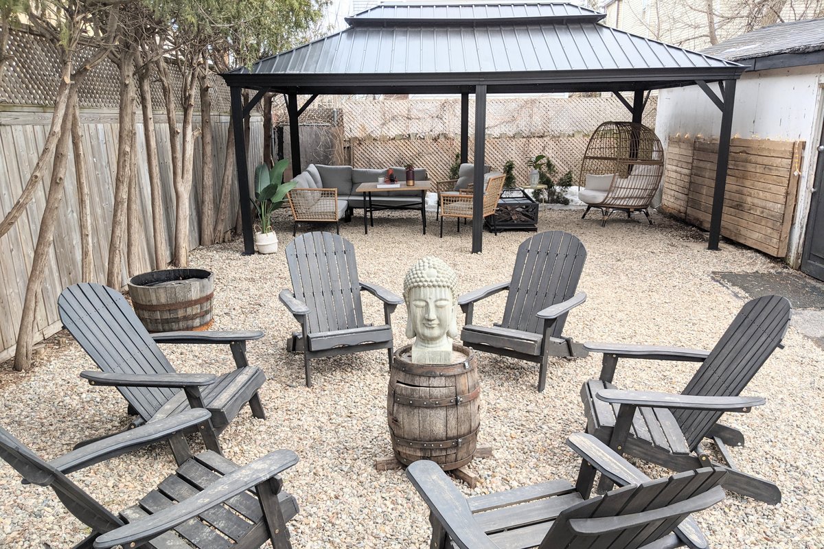 Downtown 5-Star 3-bdrm – BBQ – Backyard & Parking