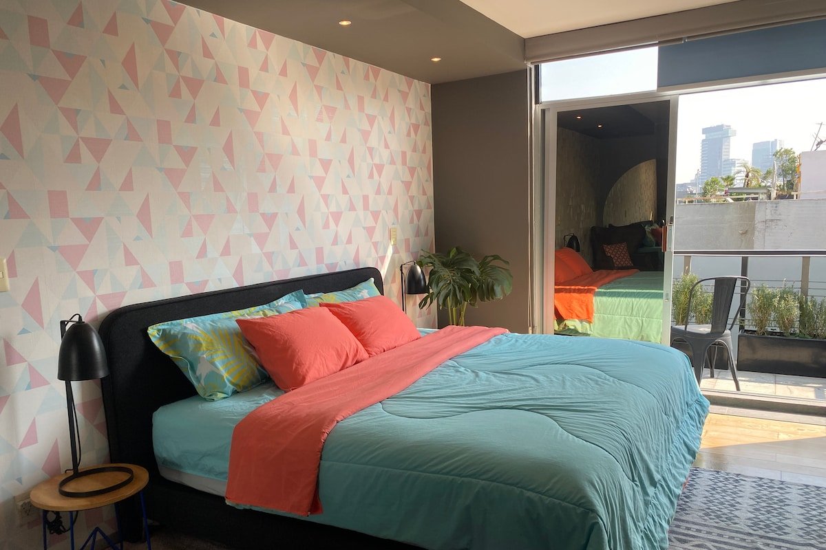 Penthouse, 2 Floors, 3 Private Decks, Pool, 3 bed gallery image 4