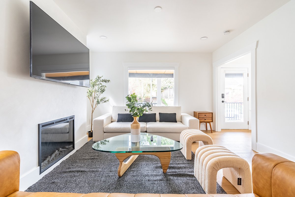 Stylish 7BR Retreat in Queen Anne | Sleeps 14