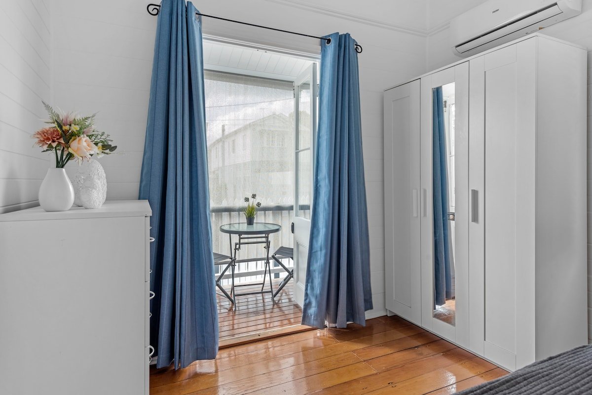 Contemporary Character! 3Bed/1.5Bath/1Car~New Farm gallery image 4