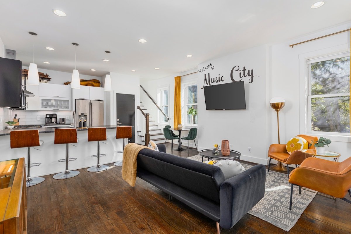 TWO Adjacent Homes in 12 South, Belmont -Sleeps 20 gallery image 4