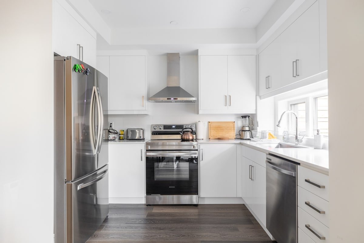 Bright Modern Private Oasis Whole Laneway 3BR 3BA gallery image 4