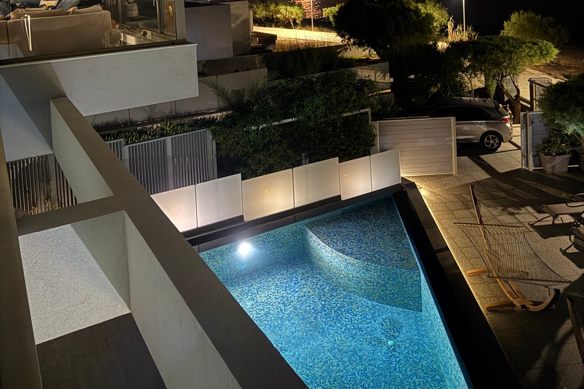 Beachfront Moonlight villa for large groups