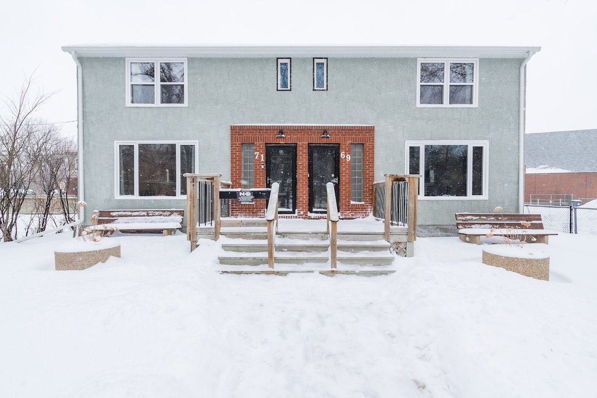 Academy/Wellington, 5 beds, 4 Big TV’s, park gallery image 5