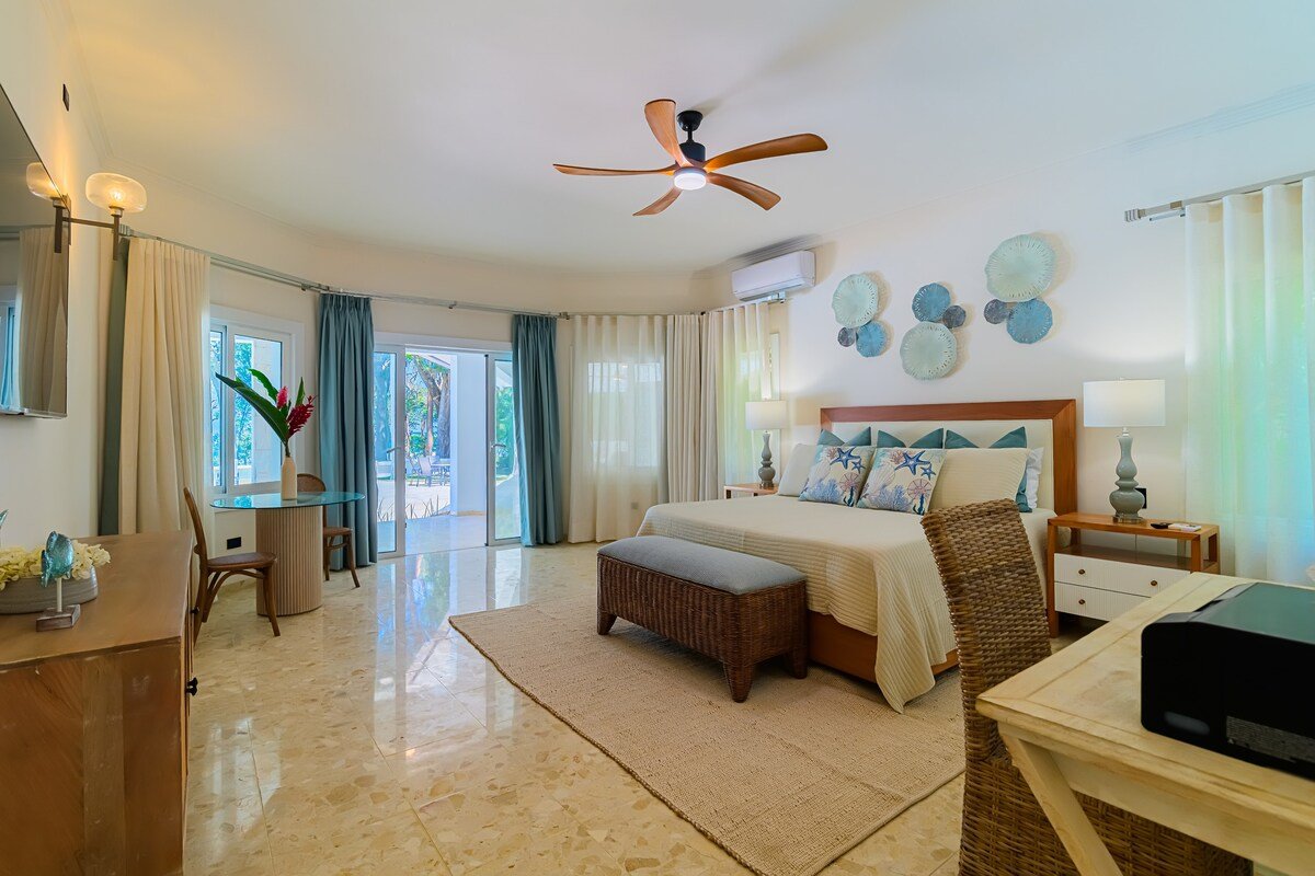 Villa Encantadora – steps from a secluded Beach gallery image 4