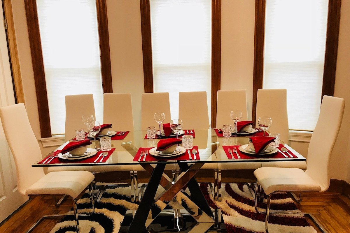 Triple Decker Guesthouse for up to 24 guests! gallery image 2