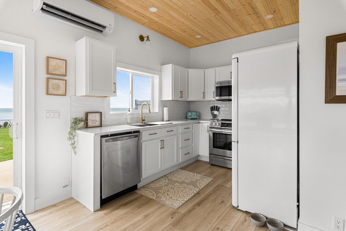 Oceanfront 3BR Cottage Cozy Coastal Retreat gallery image 4