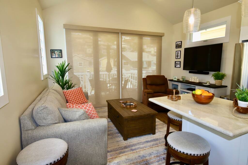 Cozy Oasis ~ Private Balcony & BBQ: 2 Min to Beach gallery image 3