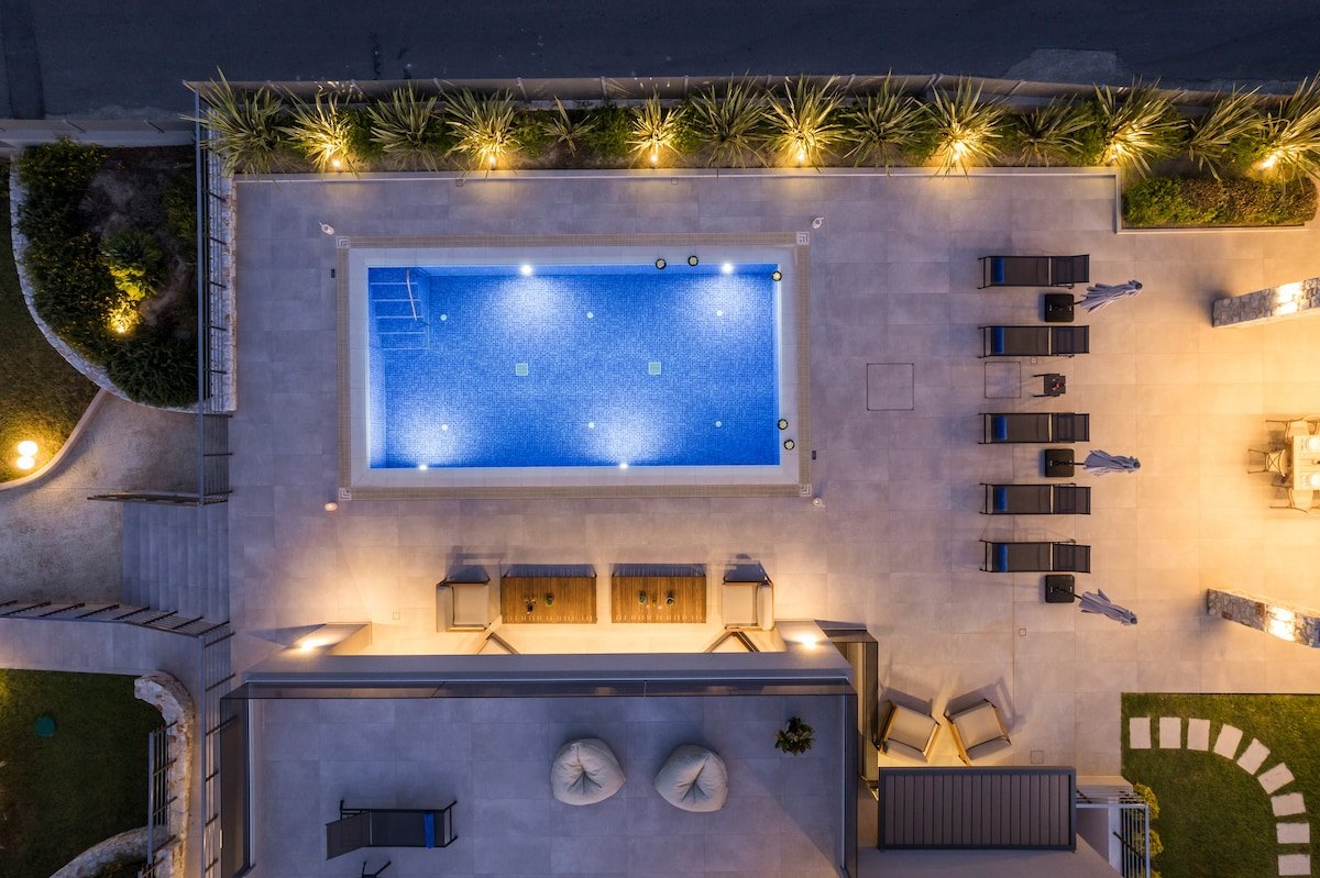 Seafront Luxury Spa Villa •H. Pool• Gym• for 10-12 gallery image 5