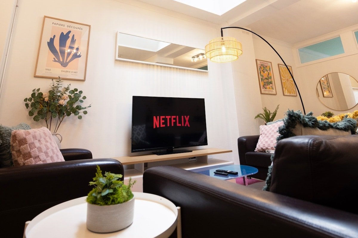 Spacious two-bed apartment 100m from Trafalgar sqr gallery image 2