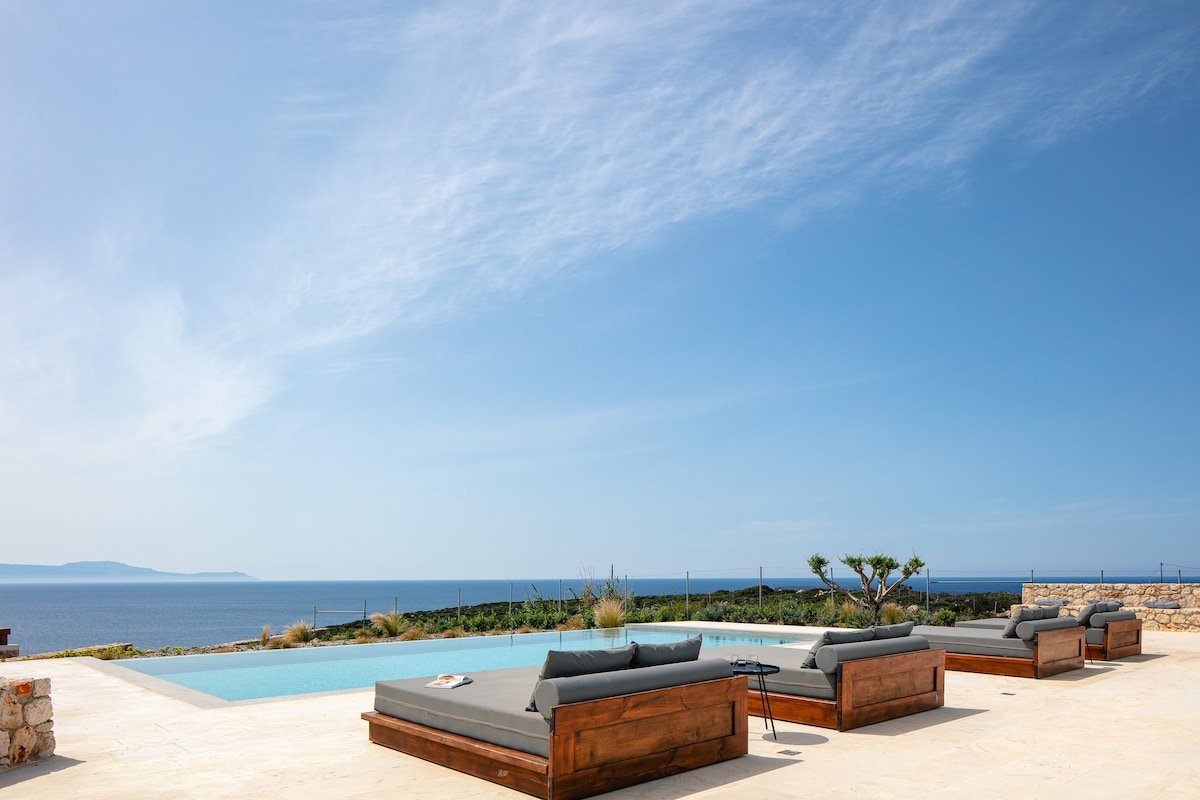 70m2 pool, sea views, just 1,5 Km to the beach! gallery image 2