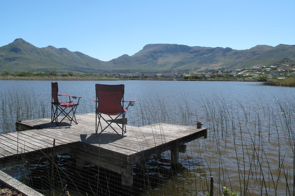 Beautiful 3/4 bedroom Villa on Lake Michelle gallery image 4