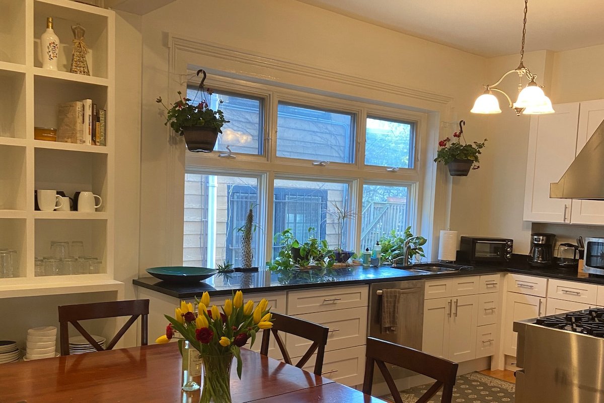 Historic Old Town, Fabulous 4 Bedroom Home gallery image 4