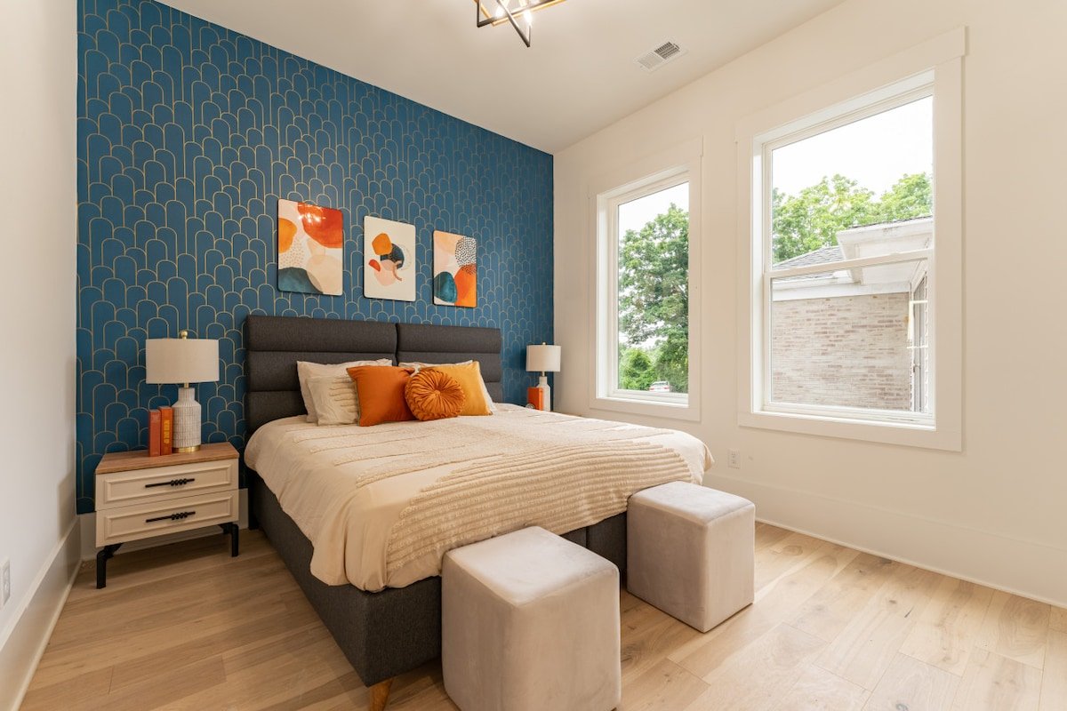 Weekend Getaway-Walk to Coffee Shop- 2 Car Garage! gallery image 4