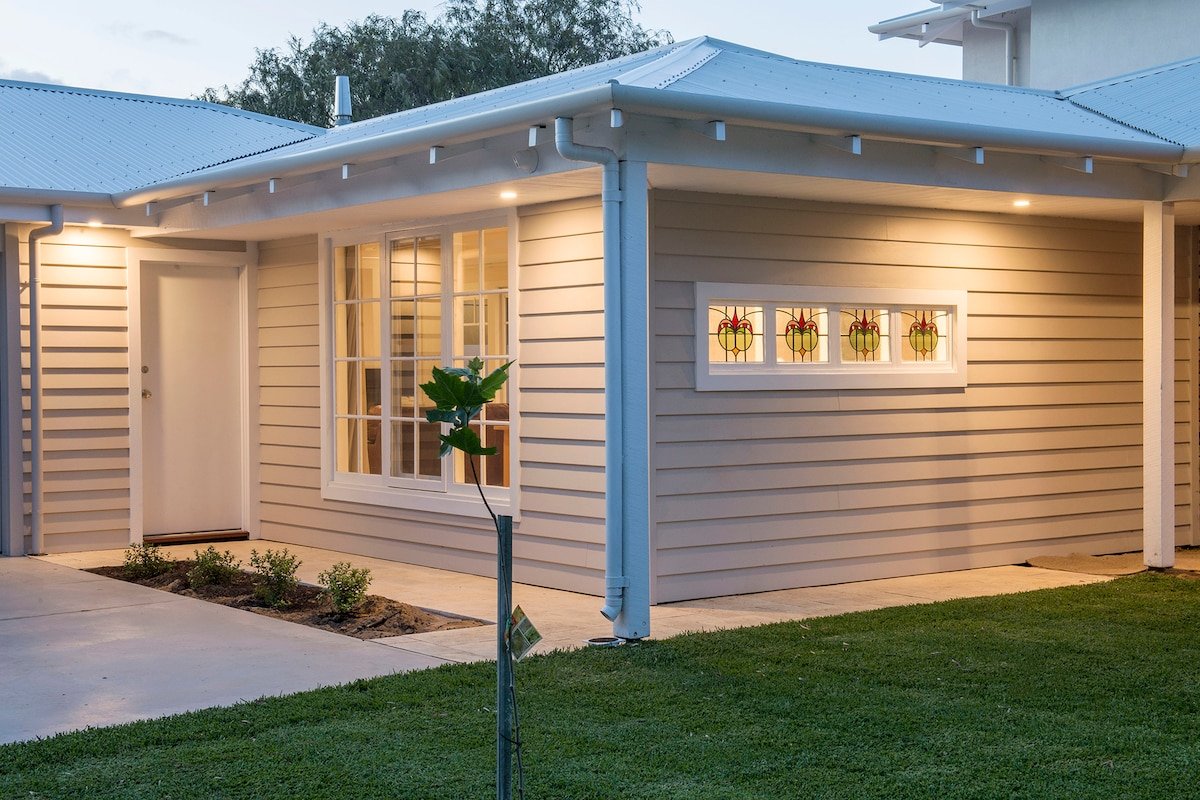 BEACH 100m away PET friendly NEW Modern Hamptons gallery image 2