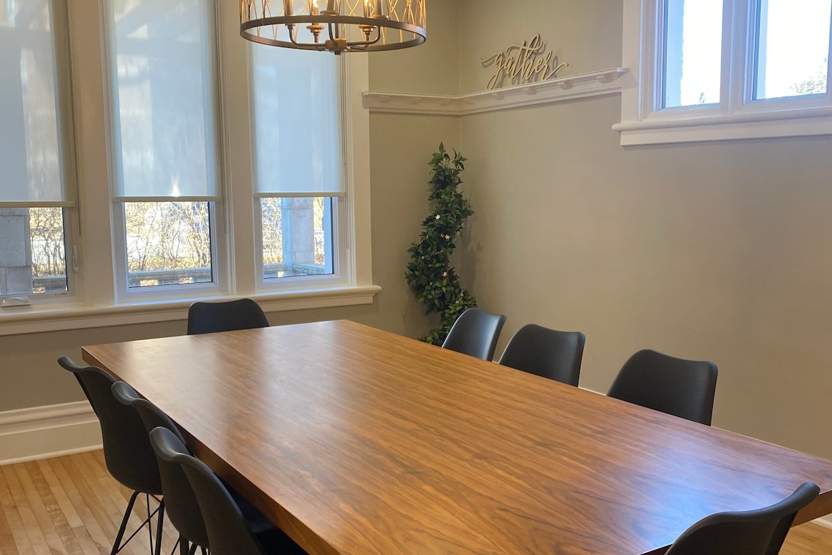 5bdrm Sauna/Hottub/Arcades/Close to DT and Beach gallery image 4