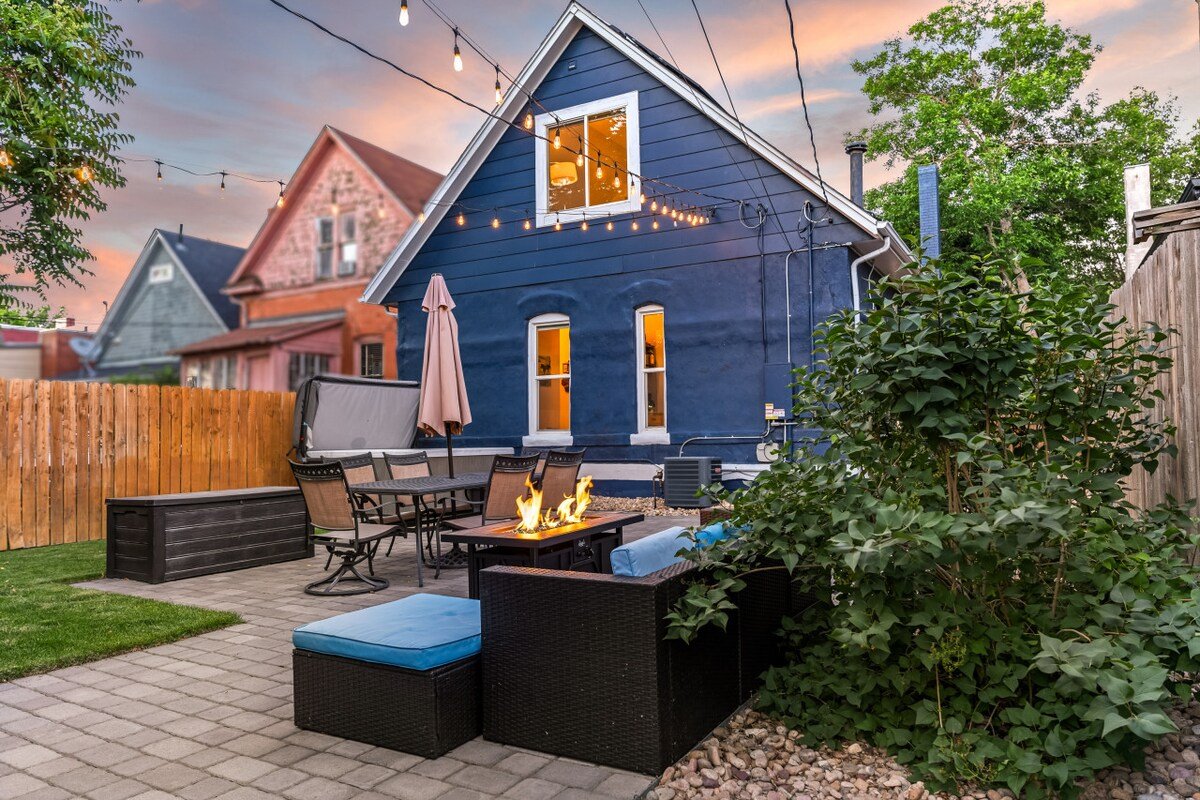 Entire 3BR House w/ hot tub, free parking, RINO/DT gallery image 3