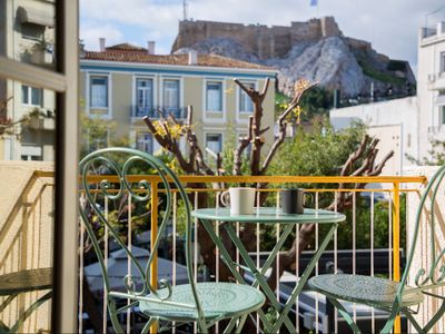 A COZY APARTMENT HUGGING THE ACROPOLIS HILL