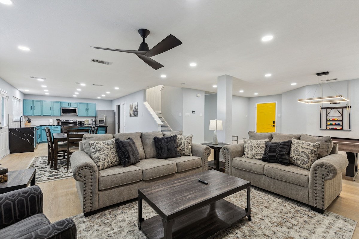 Beautiful Large House W/Pool! gallery image 4