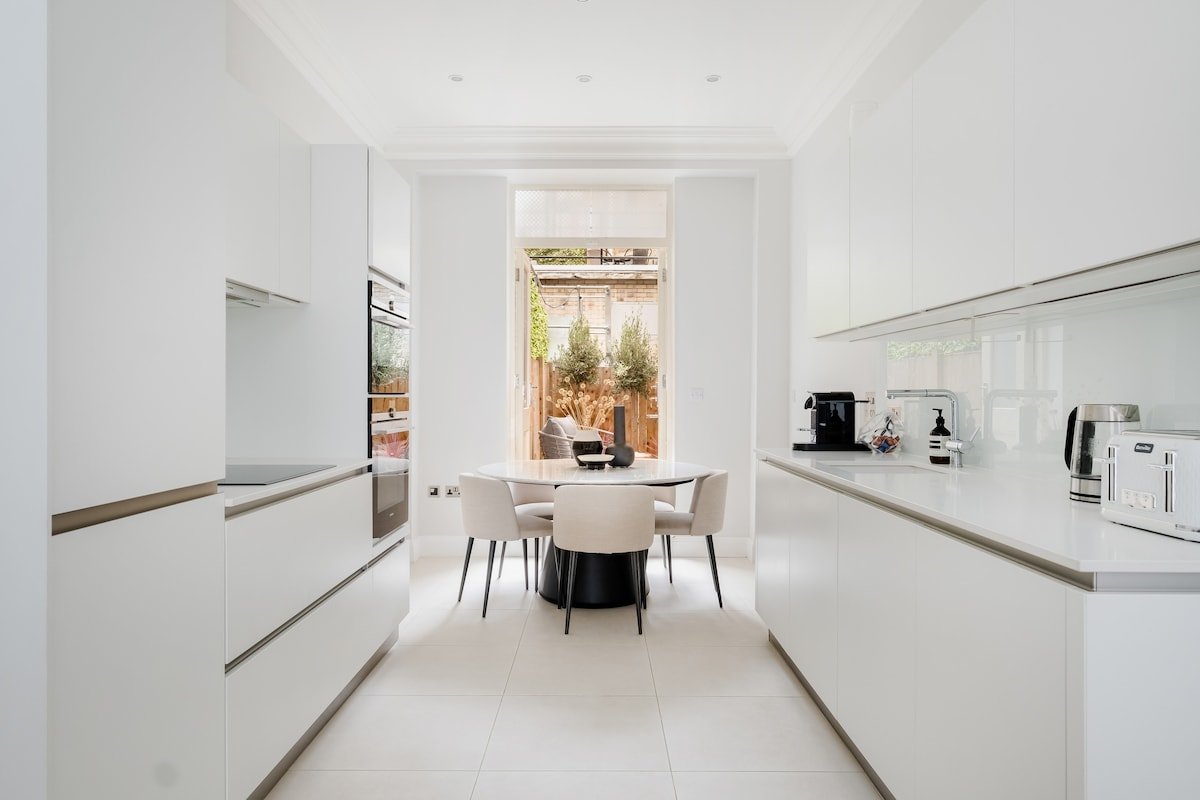 Modern London home w/ full kitchen gallery image 4