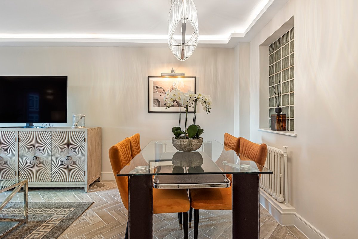 Elegant 2BD Knightsbridge Retreat Steps to Harrods gallery image 5