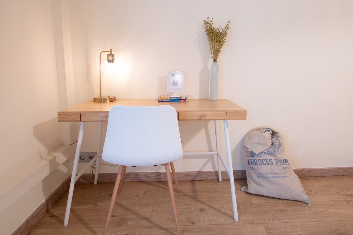 Spacious central apt, 4BR, AC, Wi-Fi, Gothic gallery image 4